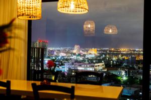 una ventana con vistas a la ciudad por la noche en Blue Steak Wonder Chatan en Chatan