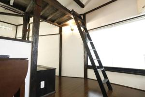 a ladder leaning against a wall in a room at アンドステイ西早稲田3丁目B in Tokyo