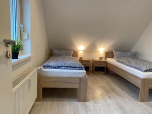 Tempat tidur dalam kamar di Ferienwohnung Hendrich Roßleben