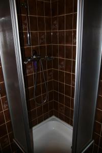 een badkamer met een douche en een bad bij Greppons O 040 - MOUNTAIN apartment 8 pers in Veysonnaz