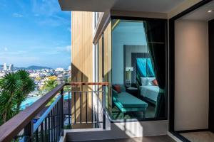 SKYVIEW Resort Phuket Patong Beach的阳台或露台