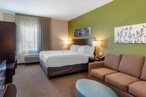 Habitación de hotel con cama y sofá en Sleep Inn & Suites, en Waller