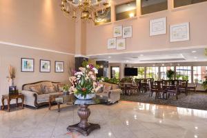 un vestíbulo con sofás y una mesa con flores. en Quality Inn & Suites Walnut - City of Industry, en Walnut