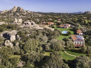 een luchtzicht op een huis op een berg bij Tenuta Pilastru Country Resort & Spa in Arzachena