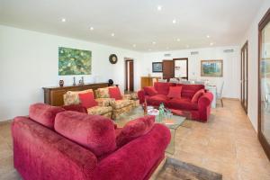 Posezení v ubytování Owl Booking Villa Siquier - Luxury Retreat with Mountain Views + 37 fotografií