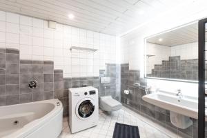 een badkamer met een wasmachine naast een wastafel bij Hotel Porta Nigra in Trier