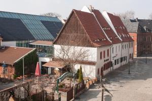 un grupo de edificios con techos marrones en una ciudad en Gasthaus Alte Münze, en Zwickau
