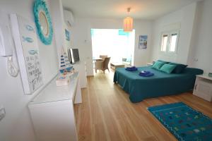 マニルバにあるCasa Delfinのリビングルーム(青いベッド1台付)