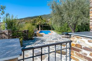 The swimming pool at or close to Cortijo la Loma de la Alpujarra