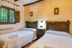 A bed or beds in a room at Cortijo la Loma de la Alpujarra