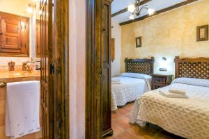 A bed or beds in a room at Cortijo la Loma de la Alpujarra