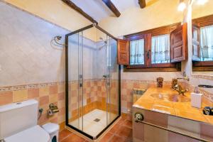 A bathroom at Cortijo la Loma de la Alpujarra