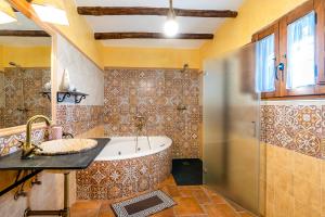 A bathroom at Cortijo la Loma de la Alpujarra
