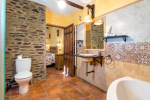 A bathroom at Cortijo la Loma de la Alpujarra