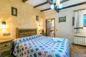A bed or beds in a room at Cortijo la Loma de la Alpujarra