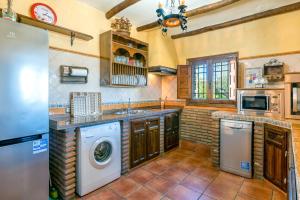 A kitchen or kitchenette at Cortijo la Loma de la Alpujarra