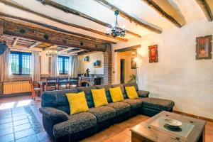 sala de estar con sofá y mesa en Cortijo la Loma de la Alpujarra en Pitres