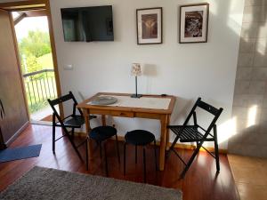 Una mesa y cuatro sillas en una habitación en Cavado's heights Braga, en Braga