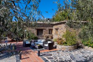 A garden outside Cortijo la Loma de la Alpujarra