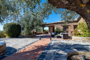 A garden outside Cortijo la Loma de la Alpujarra
