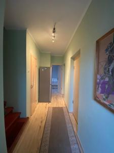 カリーニングラードにあるДом для отпускаの空き部屋(階段のある廊下、冷蔵庫付)
