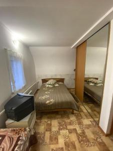 カリーニングラードにあるДом для отпускаの小さなベッドルーム(ベッド1台、鏡付)