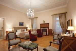 um quarto com uma cama e uma sala de estar em Villa Levante em Esmirna