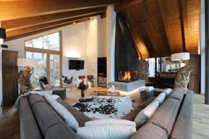 a living room with a couch and a fireplace at Chalet Blanc in Breuil-Cervinia