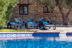 The swimming pool at or close to Cortijo la Loma de la Alpujarra