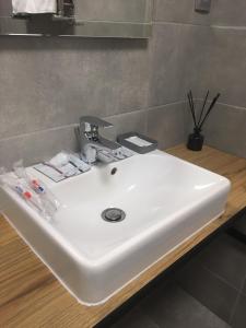 a white sink sitting on top of a wooden table at Zbruch Palace Hotel 