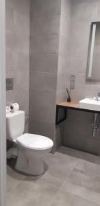 een badkamer met een wit toilet en een wastafel bij Zbruch Palace Hotel 