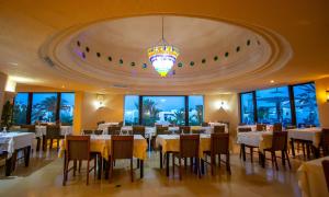 A restaurant or other place to eat at Fiesta Beach Djerba