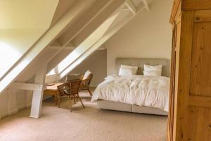 מיטה או מיטות בחדר ב-Gastenhuis prachtige Historische Vierkant Hoeve