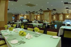 Restaurace v ubytování Al Muntazah Plaza Hotel