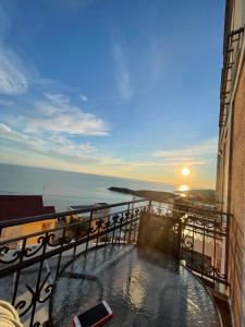vistas al océano desde el balcón de un edificio en Apartments Villa Sveti Nikola, en Budva