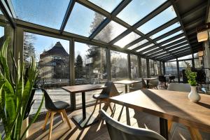 扎科帕內的住宿－Narciarski Dworek，一个带桌椅的温室和一个大窗户
