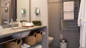 La salle de bains est pourvue d'un lavabo et de toilettes. dans l'établissement Charlottehaven, à Copenhague
