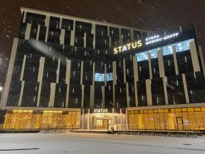 ブレストにあるБутик-отель Statusの雪の上に看板を載せた建物