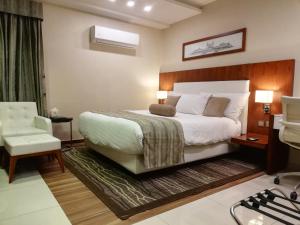 Ένα ή περισσότερα κρεβάτια σε δωμάτιο στο Avari Xpress Faisalabad