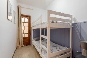 Uma ou mais camas em beliche em um quarto em Casa Andrea