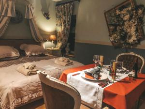 een slaapkamer met een bed en een tafel met een bord eten bij Hoeve Westdijk in Oostkamp