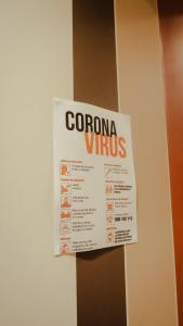 un signo que dice virus corona en una pared en Pensión Ayala, en Amurrio