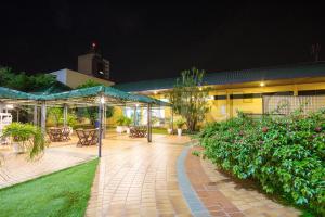 Um jardim em Hotel Golden Park Internacional Foz & Convenções By Nacional Inn