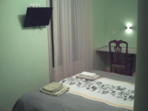 A bed or beds in a room at Pensión la Marinera