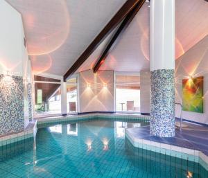 a swimming pool in a building with a pool at Hotel Zum Ochsen in Schönwald