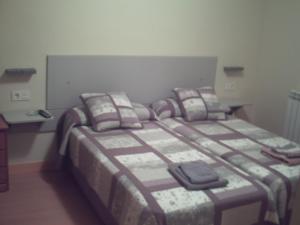 A bed or beds in a room at Pensión la Marinera