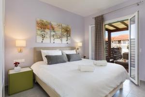 Ліжко або ліжка в номері Garden Apartments Agios Stefanos Corfu