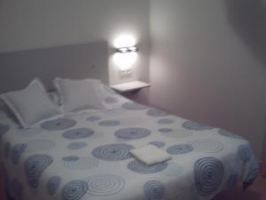 A bed or beds in a room at Pensión la Marinera