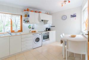 A kitchen or kitchenette at Casa Mar