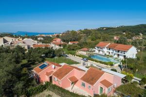 uma vista aérea de uma casa com piscina em Garden Apartments Agios Stefanos Corfu em Agios Stefanos